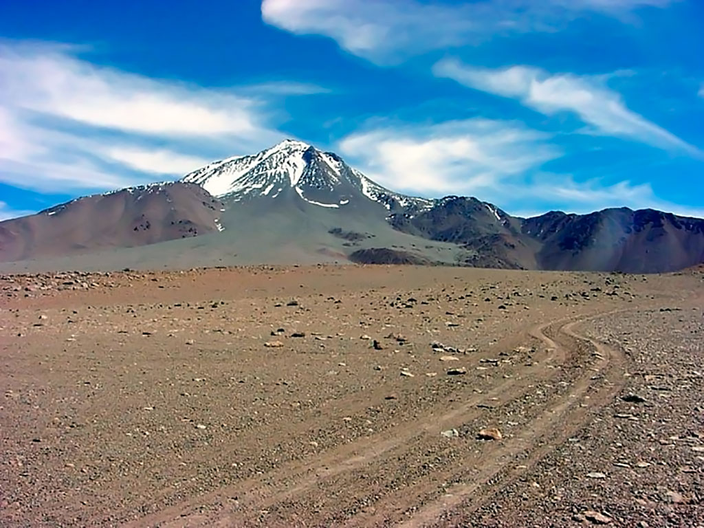 Volcán Llullaillaco visto desde el sur, Salta. Foto: Christian Vitry
