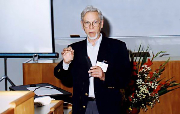 Dr. Juan Schobinger, Profesor Emérito de la Universidad Nacional de Cuyo en una de sus tantas disertaciones
