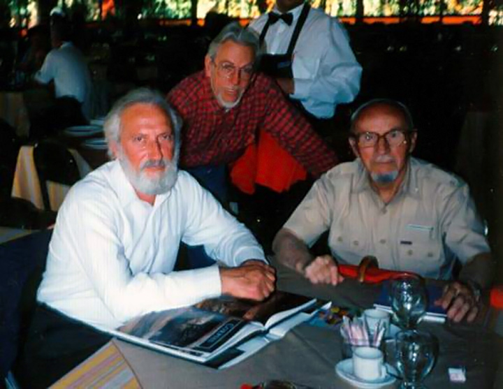 Pioneros de la Arqueología de Alta Montaña. Juan Schobinger (parado) junto a Antonio Beorchi Nigris (izquierda) y Erico Groch.