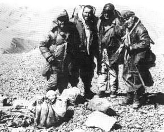 Schobinger en la cima del cerro El Toro (6.380 m, provincia de San Juan) un importante hito en la arqueología de montaña. En la fotografía: Groch, Kirby, Schobinger y Razquina. Foto: Antonio Beorchia Nigris