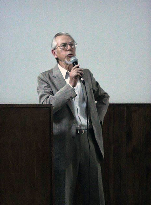 Dr Juan Schobinger disertando sobre el Santuario de altura del Aconcagua durante el Segundo Simposio Internacional de Arqueología de Alta Montaña, realizado en Salta en el año 2002.