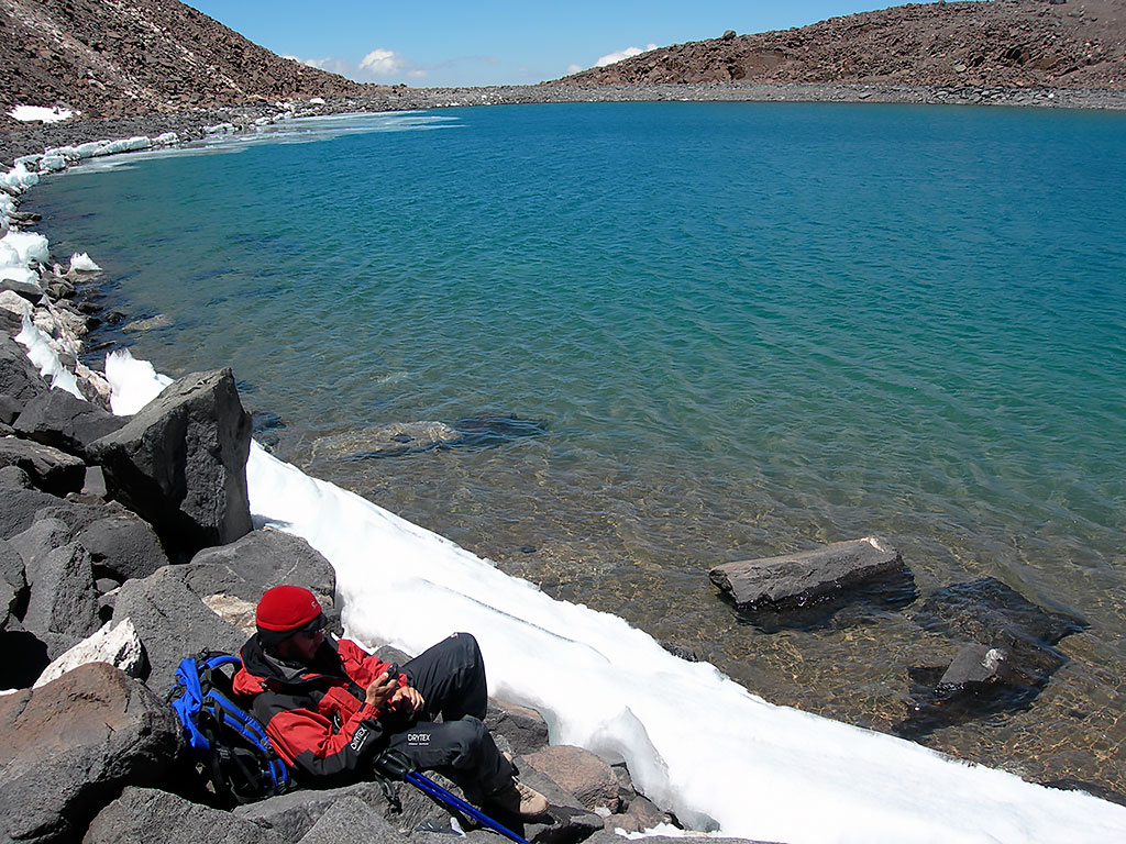 Laguna La Hoyada en el Nevado de Cachi. Las lagunas de montaña eran lugares propicios para el culto a los cerros, algunas culturas andinas las consideran "los ojos de la montaña". Foto: Christian Vitry 