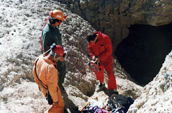 Preparando descenso vertical en las Cavernas en Rodeo, Provincia de San Juan. Foto: Luis Carabelli