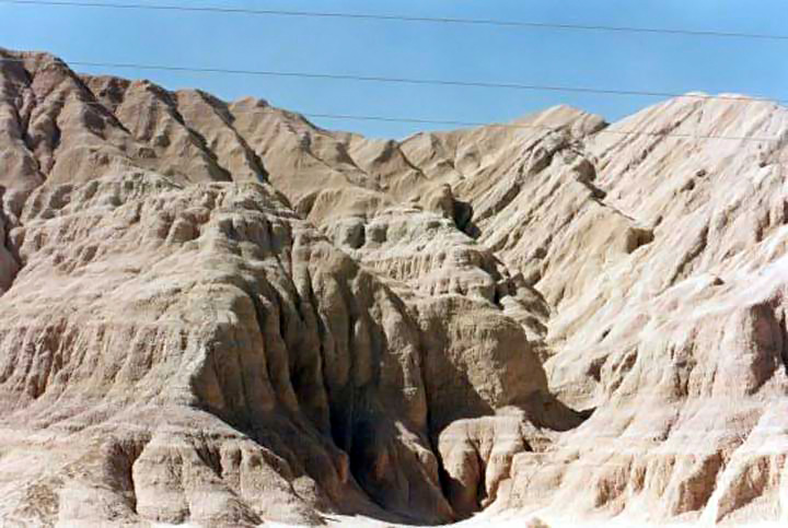 Zona de grandes verticales en Rodeo departamento Iglesias, Provincia de San Juan. Foto: Luis Carabelli