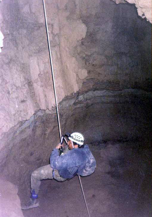 Descenso al vac&iacute;o en una de las cavernas de San Juan. Foto: Luis Carabelli