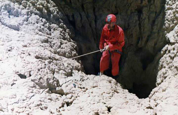 La mayor&iacute;a de las cavernas de Rodeo se ingresa por descenso vertical y su salida es mediante la utilizaci&oacute;n de bloqueadores (jumar). Foto: Luis Carabelli