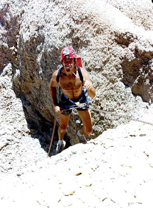 Luis Carabelli descendiendo por una de las cavernas en Rodeo, San Juan. Foto: Luis Carabelli