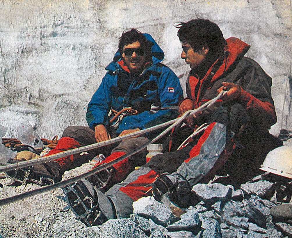 La cima: El sabor del triunfo. Andinismo, Trepadores de Montañas, 1984. Foto: Jorge Tarditi y Juliio Gudiño, Revista Weekend