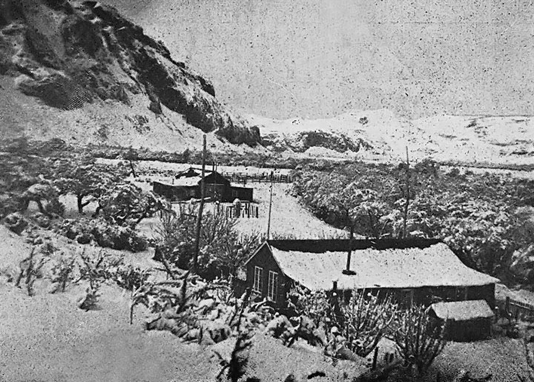 Invierno de 1940, en primer plano la vivienda y al fondo el galpon taller. Andreas Madsen