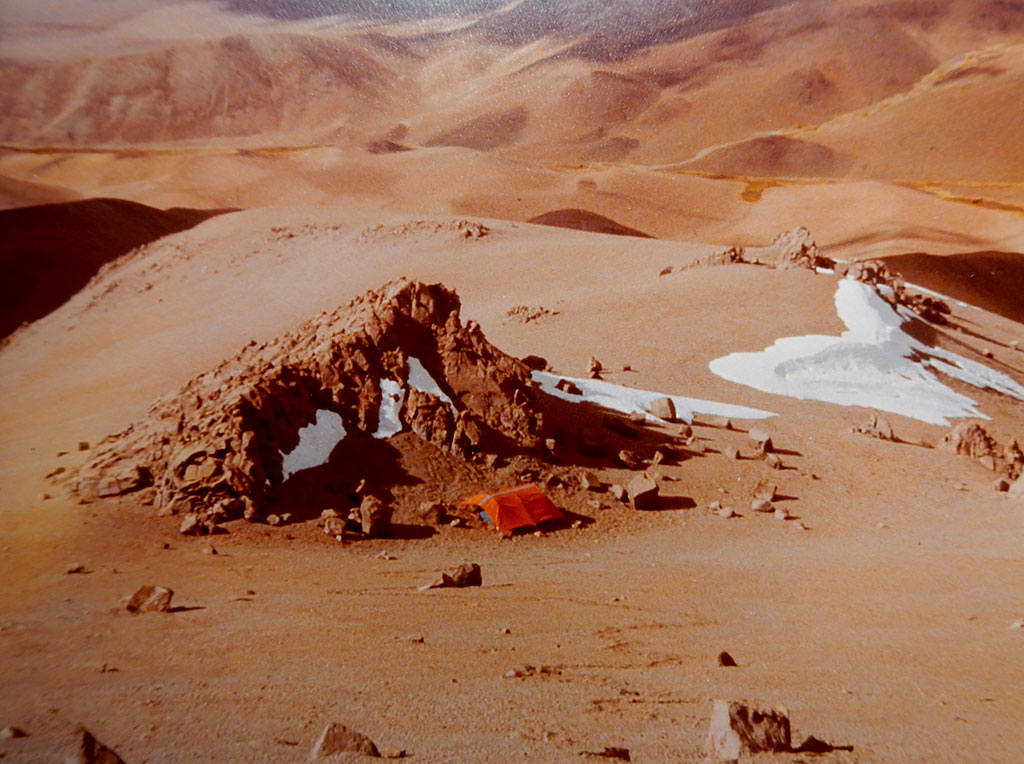 Campamento de altura ubicado a más de 5.000 metros, desde este punto se partió hacia la cima del Galán en abril de 1982. Foto: Christian Vitry