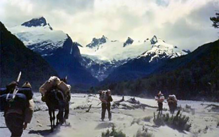 A la izq: Co. General Paz - Al fondo (centro): Cerro Fortalez, Chubut