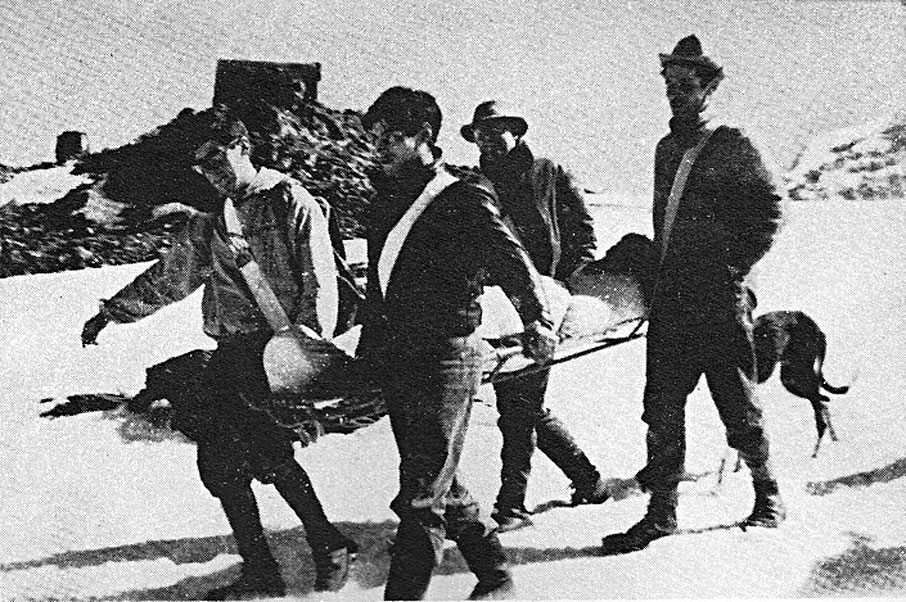 Marzo 1965, doble accidente en el Tronador. Descenso de uno de los heridos. Foto: Jorge O. Marticorena
