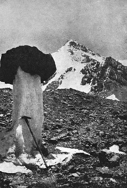 Mesa Glacial parecida a un hongo llamativa curiosidad formada por la caida de una roca en invierno. Expedicion al Aconcagua de 1946