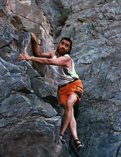 “Entrenábamos en soledad. La palestra era como nuestro jardín. Ahí llegábamos corriendo, con las mochilitas, con lo justo.” Daniel Pizarro escalando. Foto: Santiago Storni