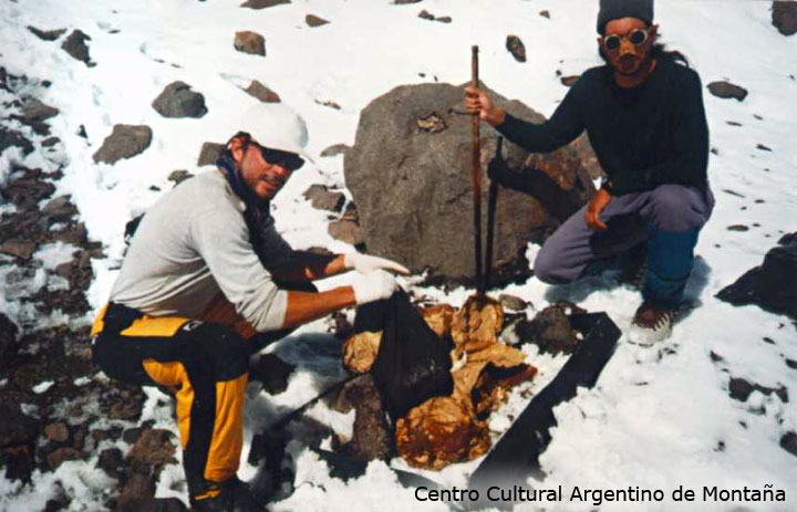 Diego Magaldi con bandejas de disecación, Aconcagua, Mendoza. Foto: Revista "Al Borde"