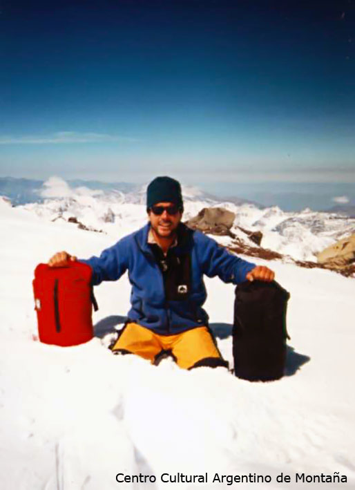 Diego Magaldi con dos bolsas de residuos, Aconcagua, Mendoza. Foto: Revista "Al Borde"