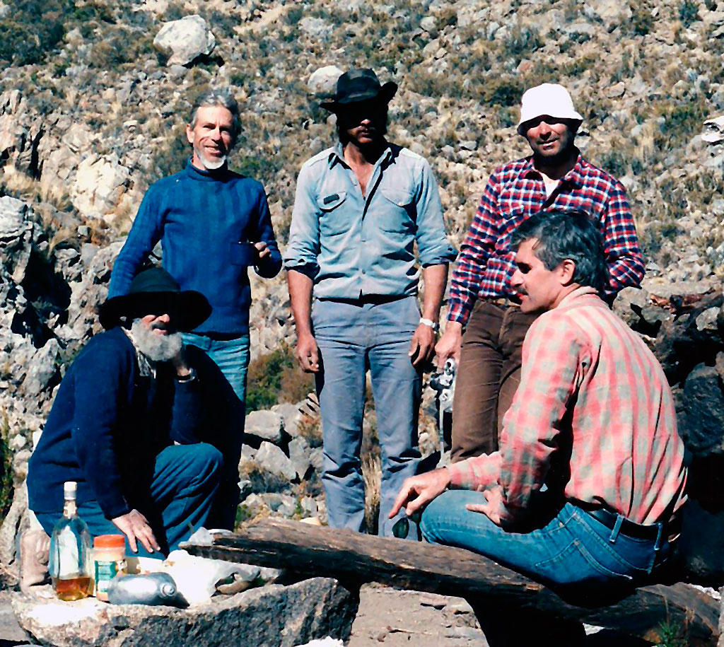 Parados Juan Schobinger, Juan Carlos Reales (baqueano), y Bárcena. Sentados Beorchia Nigris y Dr. Johon Hyslop durante la expedición de 1986