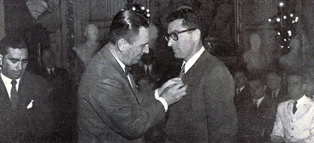 El presidente Peron procede a condecorar a Guido Magnone con la medalla del deporte por su logro en la cumbre Fitz Roy