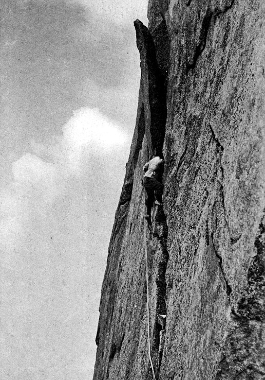 Escalando en las Grandes Jorasses 1947. Mont Blanc, en la frontera de Francia e Italia