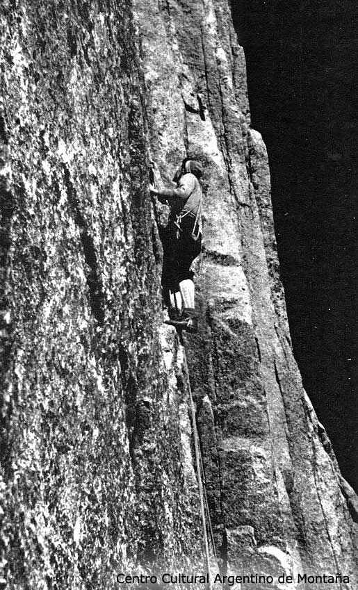Gaston Rebuffat escalando en las Grandes Jorasses, Macizo de Mont Blanc, en la frontera de Francia e Italia