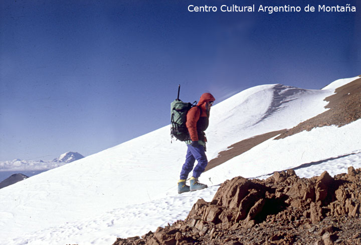 Fredy Cevallos en su último tramo a la cumbre del Cerro Mercedario, San Juan