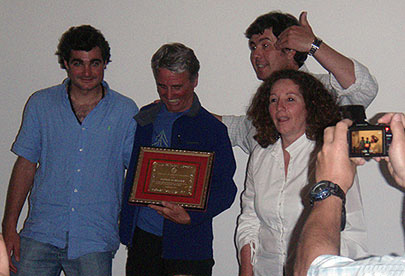 Peter Habeler recibiendo placa junto al Club Amigos de la Montaña, Salta.