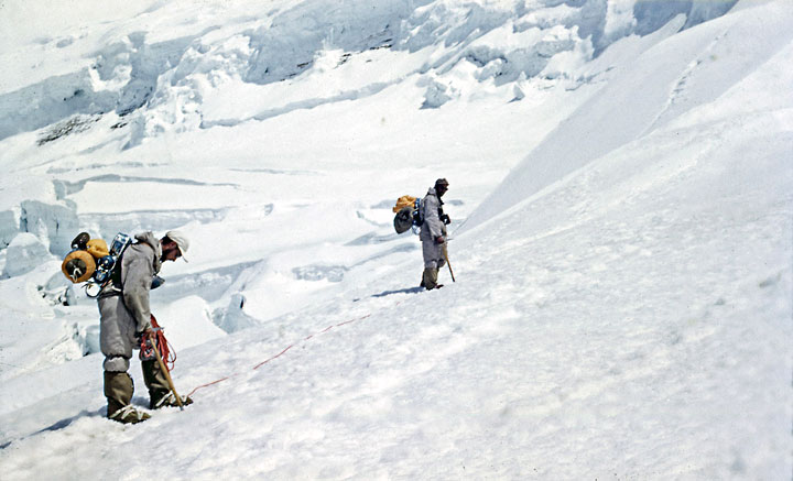 Avanzando hacia el campamento 3. Foto: Colección Roberto Busquets