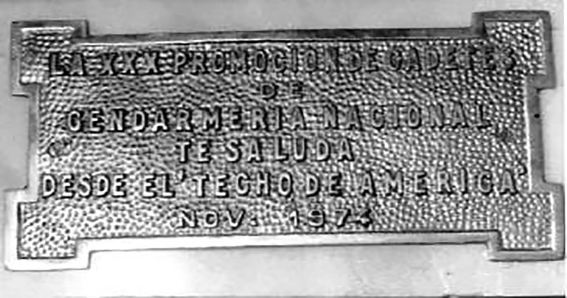 Placa dejada en la cumbre del Cerro Aconcagua por Mario Serrano en nombre de la Trigésima Promoción de Cadetes de Gendarmería Nacional. Biografía de Alberto Mario Serrano. José Herminio Hernández