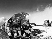 De izq. a der.: Fernando Grajales, Francisco G. Ibáñez y Dorly Marmillod en la cima Sur del Aconcagua, Mendoza, 23 de enero de 1953.