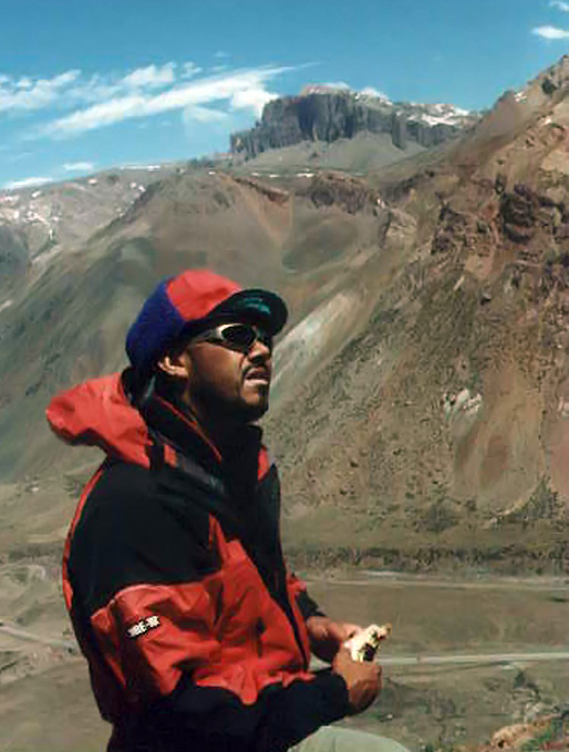 Daniel Pizarro y al fondo el cerro Penitentes. Foto: Santiago Storni