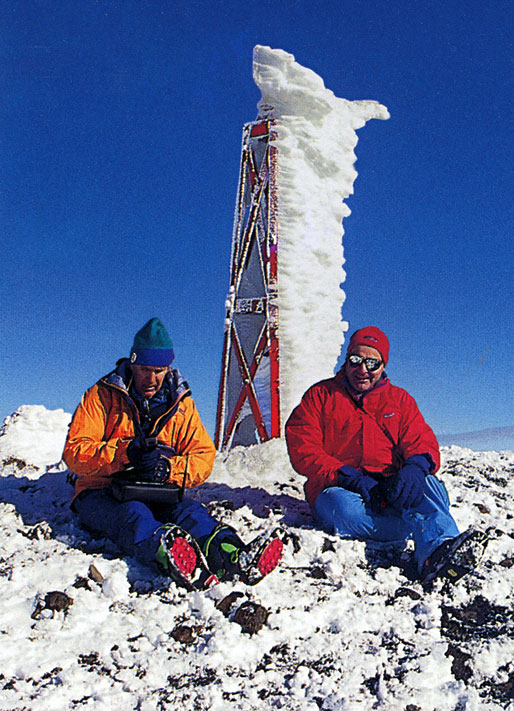 Jose Luis Fonrouge y Agostino Rocca en la cumbre del Volcán Copahue, Neuquén