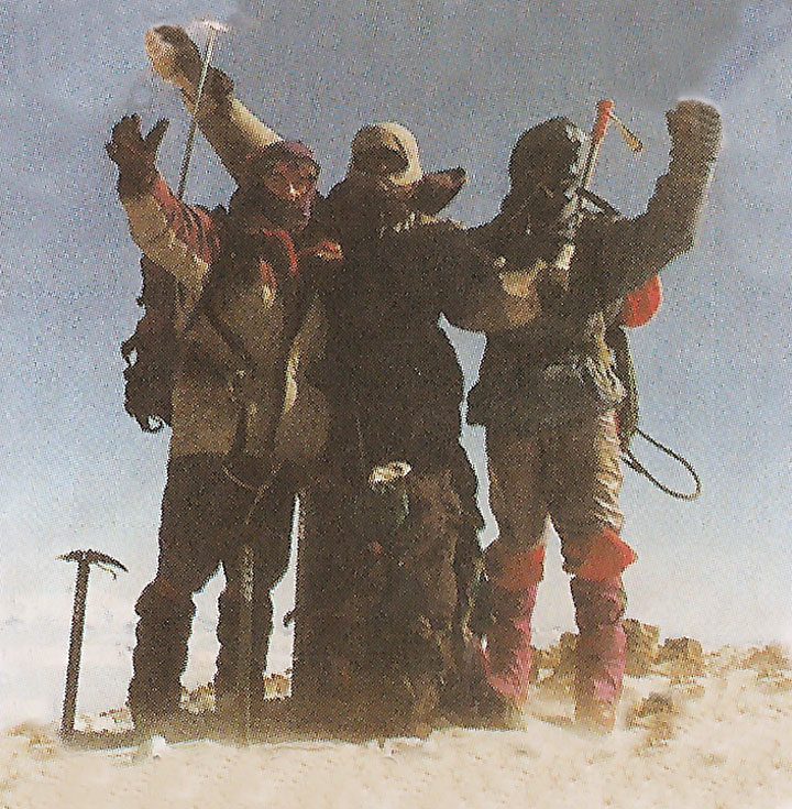 Los tres andinistas en la cumbre, primer ascenso invernal al Volcán Domuyo, Neuquen