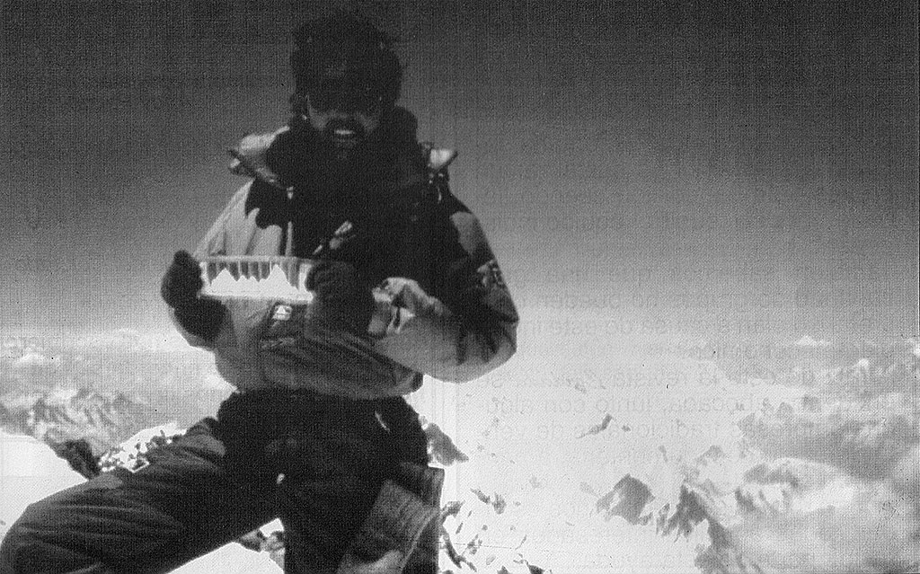 Sebastián de la Cruz en la cumbre del K2 con la Asociación de Guías de Montaña, Karakorum, Pakistán. Foto: Revista Cordada