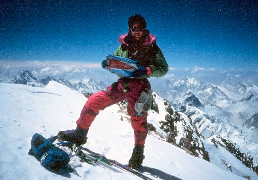 Sebastian de la Cruz en la cumbre con la bandera Argentina y el banderin del Club Andino Bariloche, Karakorum, Pakistán. Foto: Agencia de Noticias Bariloche