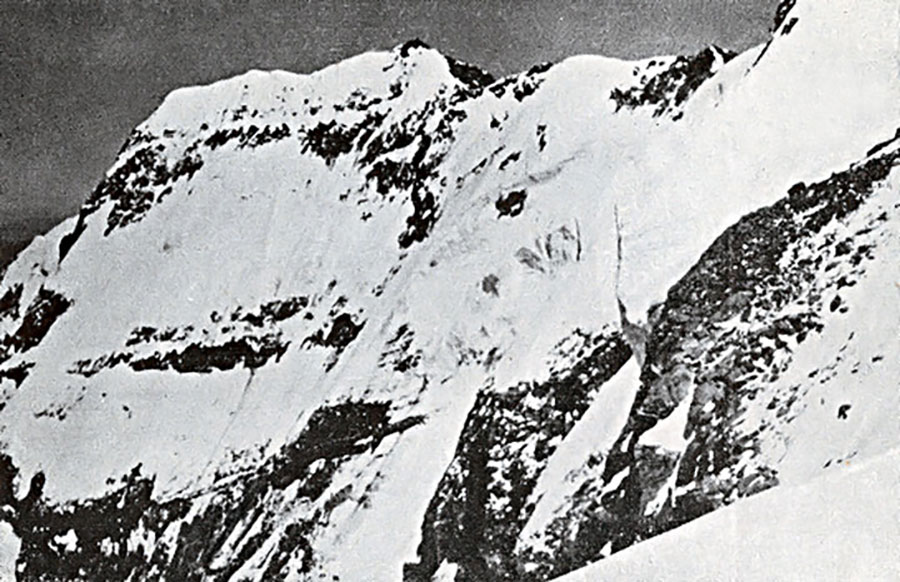 La cumbre sur del Aconcagua vista desde la parte este de la cresta cumbrera.