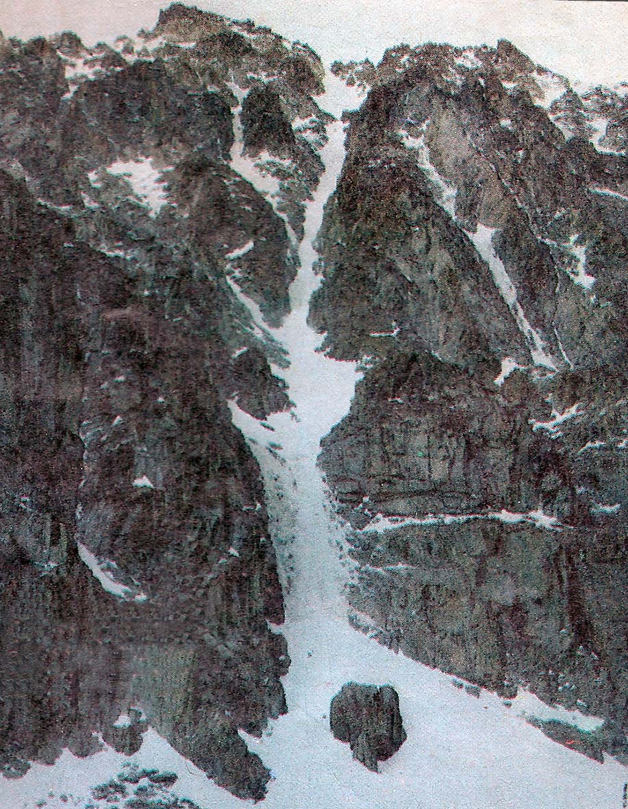 La cascada de hielo en la pared sur del Chañi, uno de los momentos clave para acceder a la cumbre.