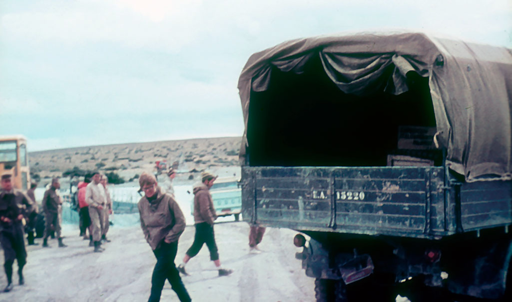 Se lo ve a Mario Serrano de costado, a la derecha de Horacio Vivaldi mirando a la cámara, ambos con las manos en los bolsillos. Foto tomada en la zona de la balsa del Río Santa Cruz, Patagonia, 1967. Foto: Colección Eduardo Vivaldi. Biografía de Alberto Mario Serrano. José Herminio Hernández