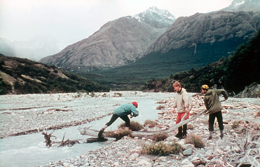 De izq. a der.: Rudy Ludwig, Eduardo Vivaldi y Mario Serrano tratando de cruzar sin mojarse el Río Blanco Patagonia, Santa Cruz, 1967. Foto: Colección Eduardo Vivaldi. Biografía de Alberto Mario Serrano. José Herminio Hernández