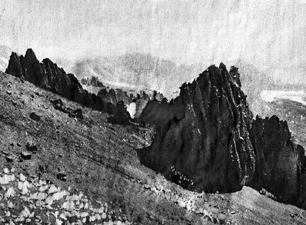 Expedicion Polaca 1934 Grupo de penitentes en la falda del Tupungato, a una altura de unos 4500 metros.