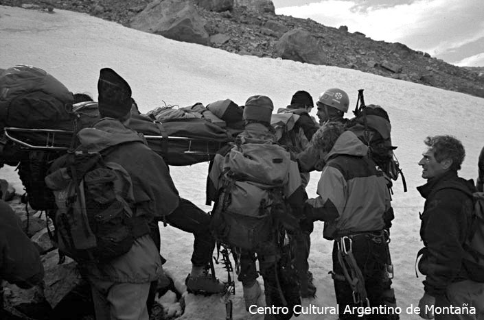 Traslado a hombros en la camilla de la Comisión de Auxilio por el glaciar junto a la Laguna de los Tres. Foto: Guillermo Martin