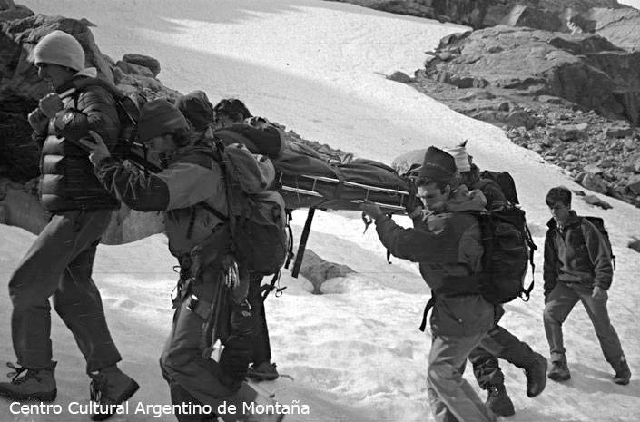 Trasladando al austríaco en la camilla técnica por el glaciar junto a la Laguna de los Tres. Foto: Guillermo Martin