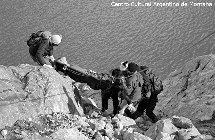 Complicado pasaje de la camilla por las cuerdas fijas bordeando la Laguna de los Tres. Foto: Guillermo Martin