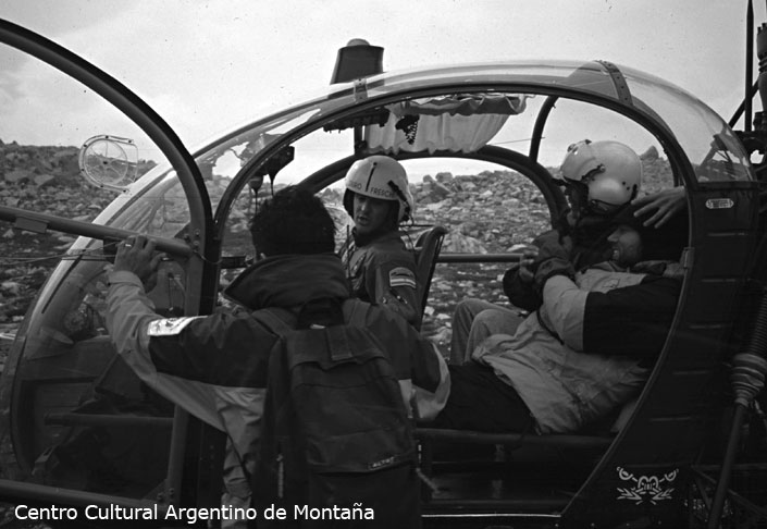 Peter Janschek en la cabina del helicóptero comandado por Horacio Freschi listo para el traslado. Foto: Guillermo Martin