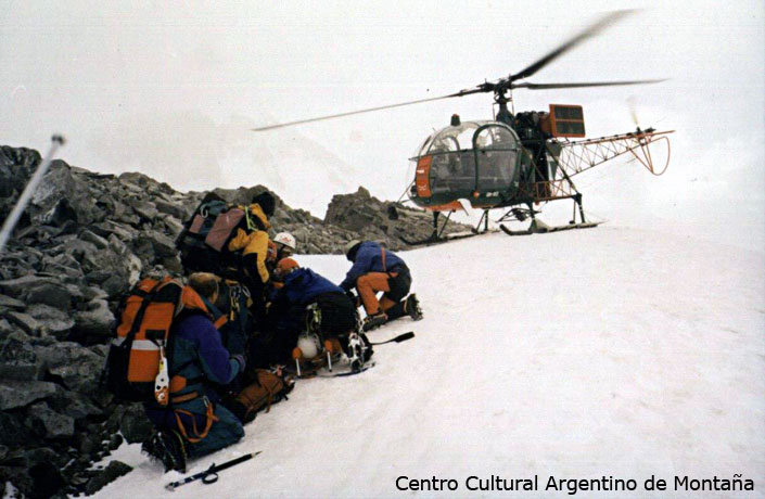 Los rescatistas han preparado a Guillermo Durá en la camilla y el helicóptero ha llegado a buscarlo, manteniendo su aspas en movimiento por las condicoines del glaciar sobre el que tuvo que aterrizar. Foto: Heinz Zak