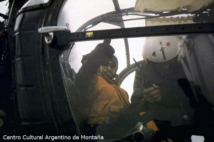 Dentro del helicóptero comandado por Horacio Freschi Guillermo durá listo para el traslado. Foto: Heinz Zak