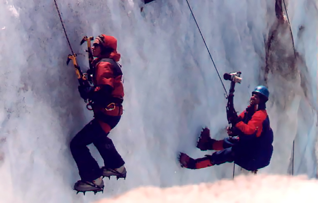 Filmando colgados dentro de la grieta. Escalada en hielo en el Glaciar Castaño Overo, Cerro Tronador, Río Negro. Foto: Santiago Storni