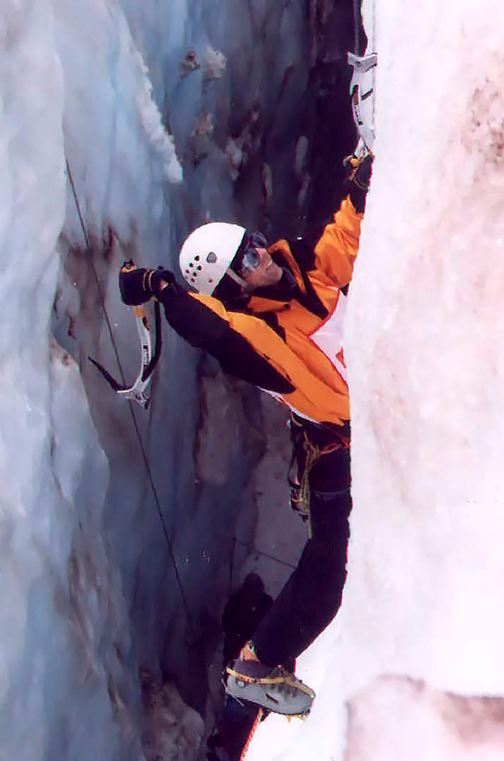 José Bosch en la competencia de escalada en hielo en grietas del Cerro Tronador, Río Negro. Foto: Santiago Storni