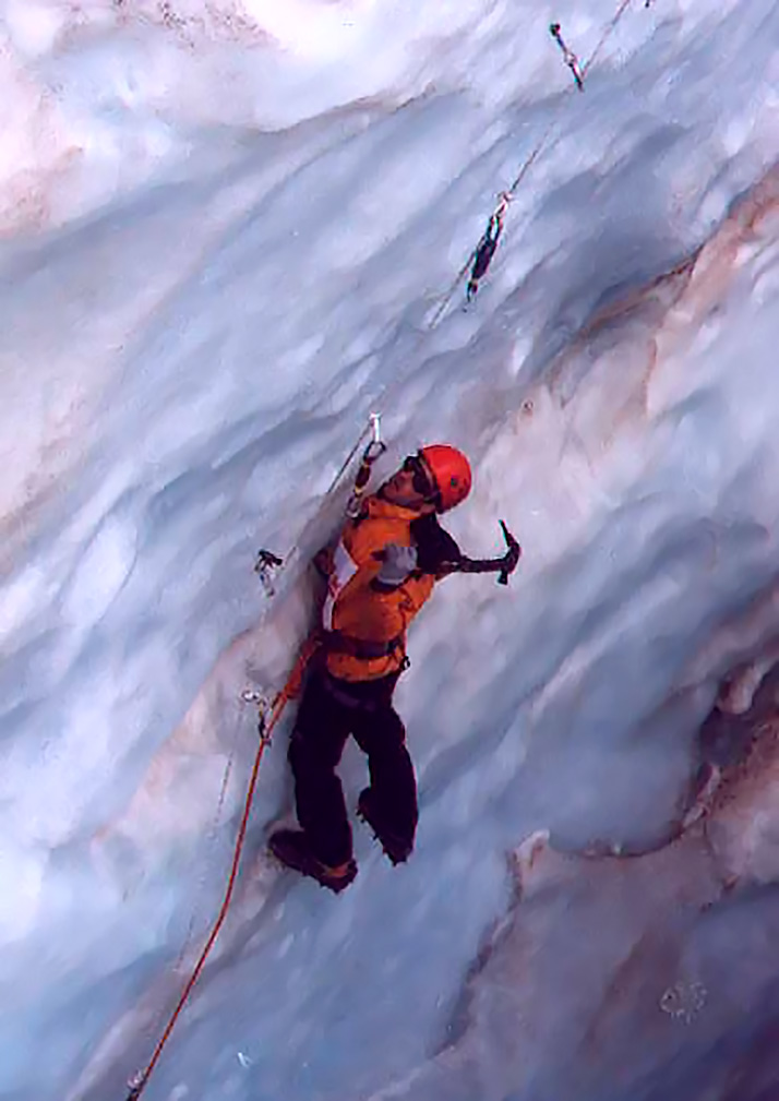 En la competencia se incluyeron vías extraplomadas. Primera competencia de escalada en hielo en grietas del Cerro Tronador, Río Negro. Foto: Santiago Storni