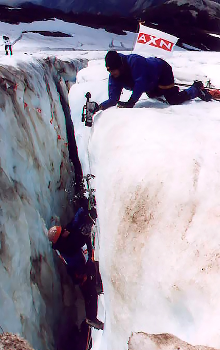 Todos los camarógrafos estan asegurados con arneses. Primera competencia de escalada en hielo en grietas del Cerro Tronador, Río Negro. Foto: Santiago Storni