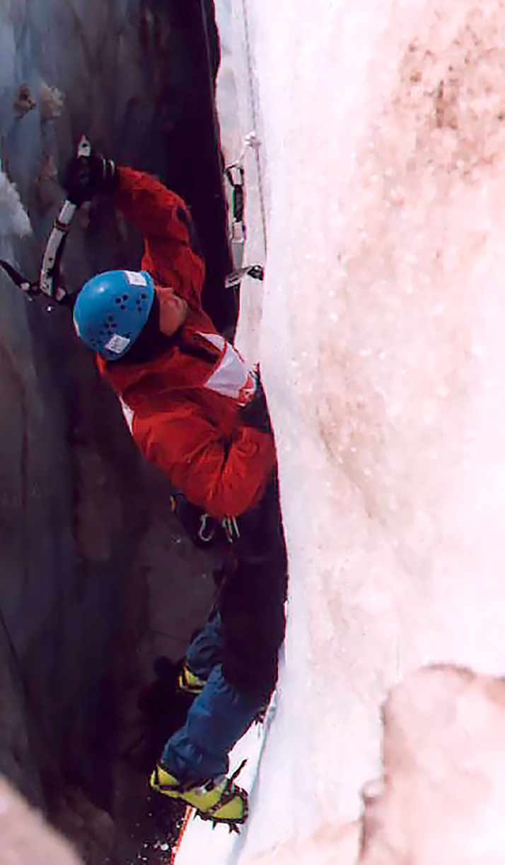 Primera competencia de escalada en hielo en grietas del Cerro Tronador, Río Negro, Argentina 2001. Foto: Santiago Storni
